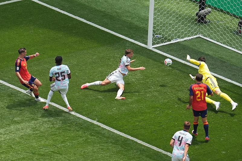 Spains Fabian Ruiz (8) scores first goal during the World Cup quarterfinal soccer match between Spain and Belgium in Inglewood