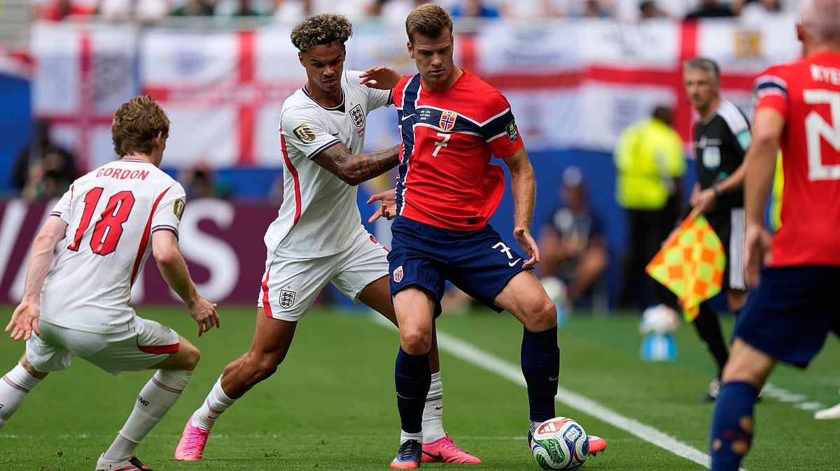 England's Nico O'Reilly vies for the ball with Norway's Alexander Sorloth, right, during the World Cup quarterfinal soccer match between Norway and England in Miami Gardens, Fla., Saturday, July 11, 2026 - (AP Photo/Rebecca Blackwell)