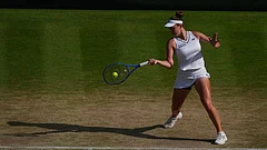 Linda Noskova of Czech Republic hits a return to Marta Kostyuk of Ukraine during their women's singles semifinal match at the Wimbledon Tennis Championships in London. - | Photo: AP/Maja Smiejkowska