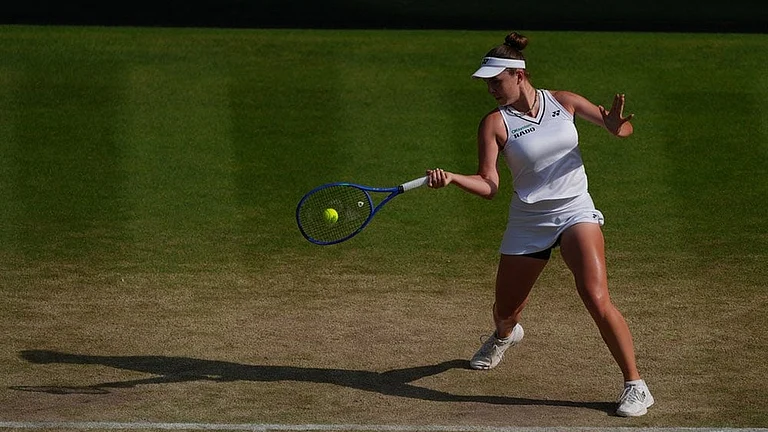 Linda Noskova of Czech Republic hits a return to Marta Kostyuk of Ukraine during their women's singles semifinal match at the Wimbledon Tennis Championships in London. - | Photo: AP/Maja Smiejkowska