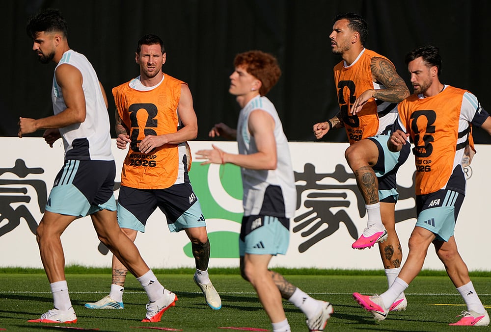 Argentina's Lionel Messi, second from left, trains with teammates for the World Cup soccer tournament Friday, July 10, 2026, in Kansas City, Kansas. - | Photo: AP/Charlie Riedel
