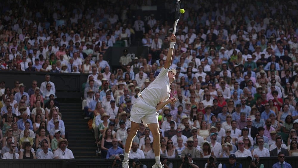 Jannik Sinner of Italy serves to Novak Djokovic of Serbia in their men's singles semifinal match at the Wimbledon Tennis Championships in London, Friday, July 10, 2026.  - | Photo: AP/Brian Inganga
