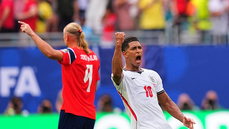 England's Jude Bellingham celebrates scoring his side's opening goal against Norway during a World Cup quarterfinal soccer match in Miami Gardens, Fla., Saturday, July 11, 2026. - (AP Photo/Julio Cortez)