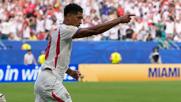 England's Jude Bellingham celebrates after scoring his side's first goal during the World Cup quarterfinal soccer match between Norway and England in Miami Gardens, Fla., Saturday, July 11, 2026 - (AP Photo/Rebecca Blackwell)
