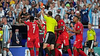Ed Zurga/AP Photo : Referee Joao Pinheiro, of Portugal, gives a red card for Switzerland's Breel Embolo (7) during the World Cup quarterfinal soccer match between Argentina and Switzerland in Kansas City