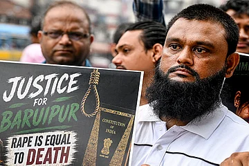 | Photo: PTI : All India Majlis-e-Ittehadul Muslimeen (AIMIM) workers stage a protest over the alleged rape and murder of an 11-year-old girl in Baruipur, in Kolkata.