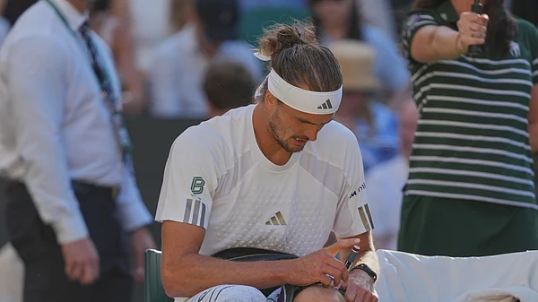 (AP Photo/Kin Cheung) : Alexander Zverev of Germany injects himself with insulin during a changeover in the men's singles final match against Jannik Sinner of Italy, at Wimbledon Tennis Championships in London, Sunday, July 12, 2026.
