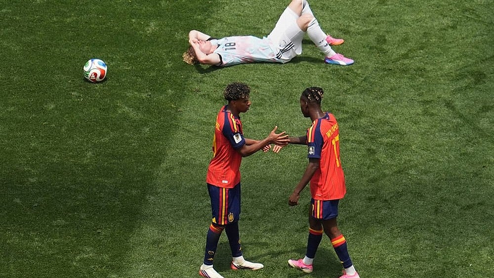 Spain's Lamine Yamal (19) and Nico Williams (17) celebrate in front of Belgium's Joaquin Seys (18) after the World Cup quarterfinal soccer match between Spain and Belgium in Inglewood, Calif., near Los Angeles, Friday, July 10, 2026.  - | Photo: AP/ Marcio J. Sanchez