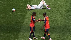 Spain's Lamine Yamal (19) and Nico Williams (17) celebrate in front of Belgium's Joaquin Seys (18) after the World Cup quarterfinal soccer match between Spain and Belgium in Inglewood, Calif., near Los Angeles, Friday, July 10, 2026. - | Photo: AP/ Marcio J. Sanchez