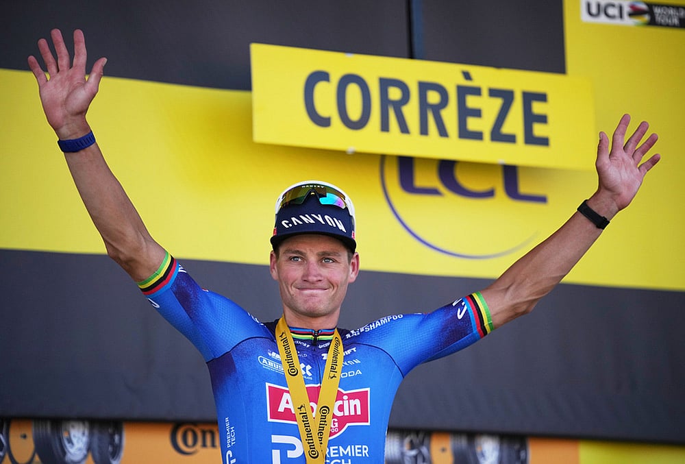Netherland's Mathieu van der Poel celebrates on the podium after winning the ninth stage of the Tour de France cycling race with start in Malemort and finish in Ussel, France, Sunday, July 12, 2026.  - | Photo: AP/Mosa'ab Elshamy
