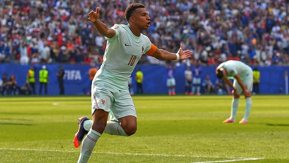 France's Kylian Mbappe (10) celebrates scoring the opening goal during the World Cup quarterfinal soccer match between France and Morocco in Foxborough, Mass., near Boston, Thursday, July 9, 2026.  - | Photo: AP/Steven Senne