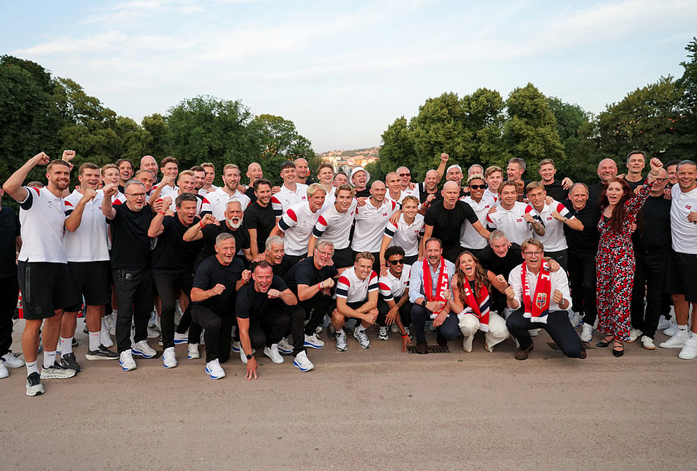 Haalands Norway receive heroes welcome in Oslo after World Cup exit-Slottsplassen 