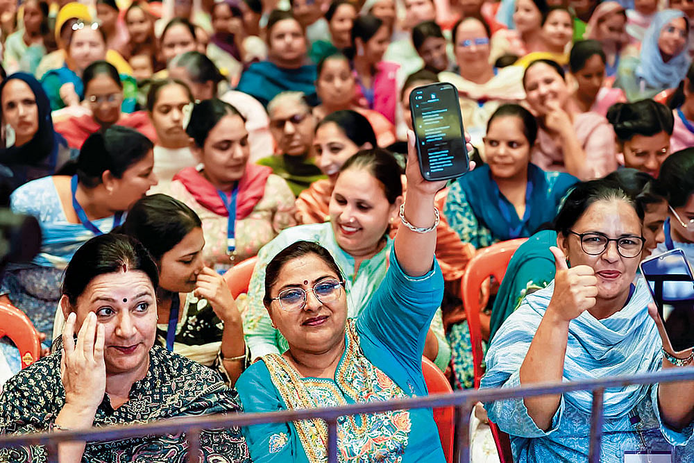 Financial Freedom: Women voters at the launch of Mukhya Mantri Mawan Dhiyan Satkar Yojana in Punjab - | Photo: IMAGO