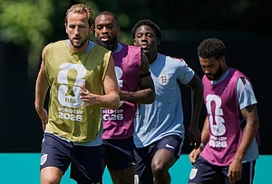 | Photo: AP/Charlie Riedel : England's Harry Kane, left, trains with teammates for the World Cup soccer tournament Tuesday, July 14, 2026, in Kansas City, Missouri.