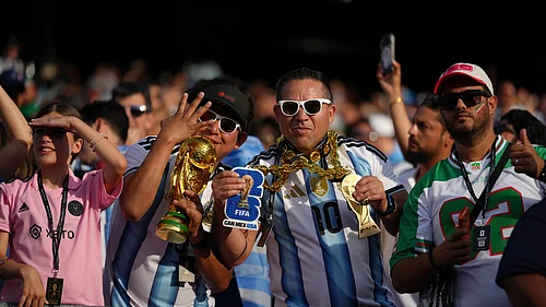AP Photo/Ed Zurga : Argentina fans cheer before the World Cup Group J soccer match between Argentina and Algeria in Kansas City, Mo., Tuesday, June 16, 2026.