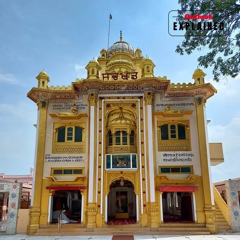 Dera Sach Khand Ballan, also known as Dera Sant Sarwan Das or Dera Ballan, is a Ravidassia dera based in the village of Ballan near Jalandhar, Punjab, India. - null
