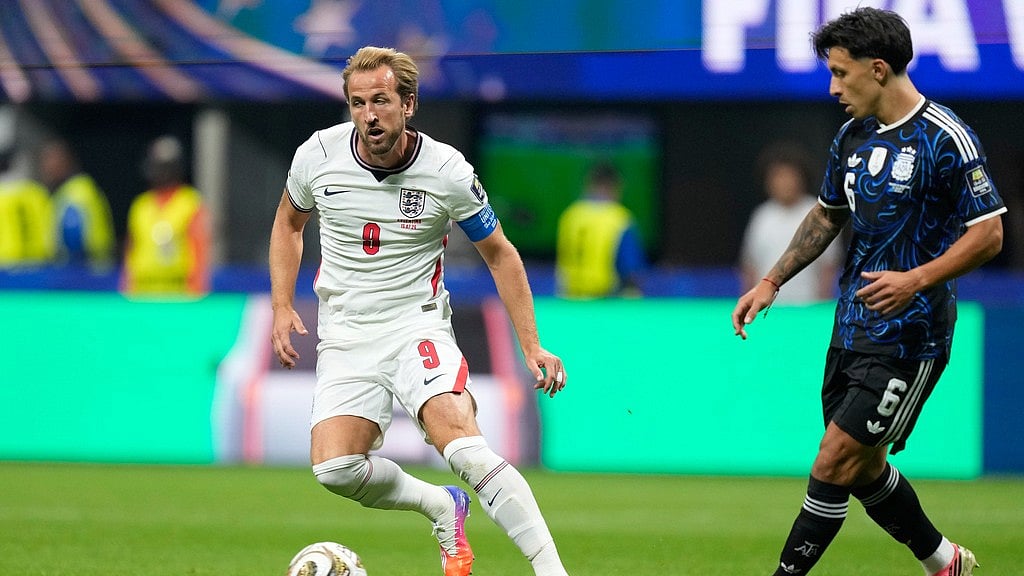 England's Harry Kane controls the ball next to Argentina's Lisandro Martinez, right, during the World Cup semifinal soccer match between England and Argentina in Atlanta - Rebecca Blackwell/AP Photo