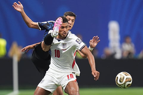 England's Jude Bellingham (10) challenges for the ball with Argentina's Nahuel Molina (26) during the World Cup semifinal