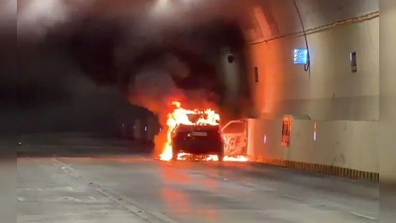 Car Catches Fire Inside Tunnel of Mumbai's Coastal Road, Triggers Chaos; No Casualties - null