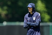 | Photo: AP/Charlie Riedel : England head coach Thomas Tuchel watches training for the World Cup soccer tournament Tuesday, July 14, 2026, in Kansas City, Missouri.