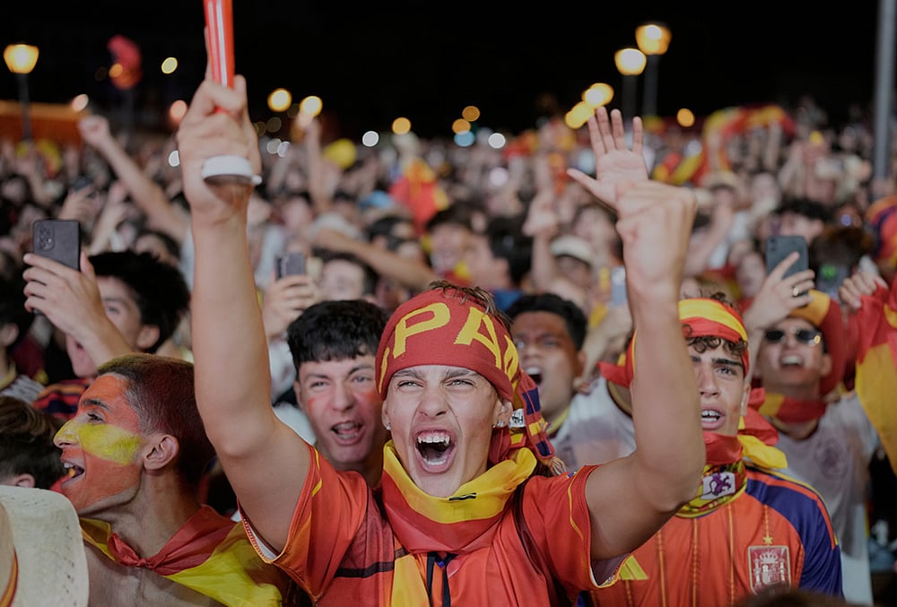 Spanish fans celebrate in central Madrid after defeating France in a World Cup semifinal soccer match in Arlington, Texas, near Dallas, Tuesday, July 14, 2026.  - | Photo: AP/Bernat Armangue