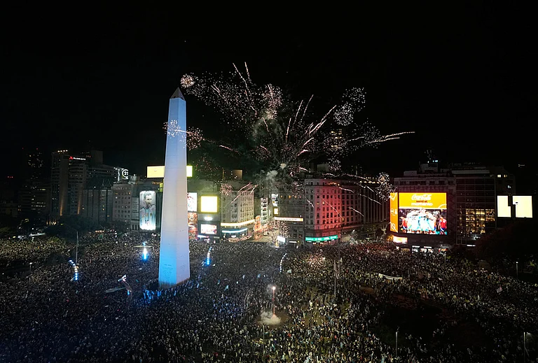 Fans celebrate Argentina's victory over England in a World Cup semifinal soccer match around the Obelisk in downtown Buenos Aires, Argentina, Wednesday, July 15, 2026. - | Photo: AP/Natacha Pisarenko