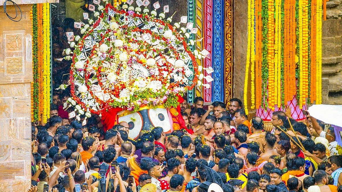 Rath Yatra: Puri’s Titular King Performs 'Chhera Pahanra' Ritual Before Pulling of Chariots - null