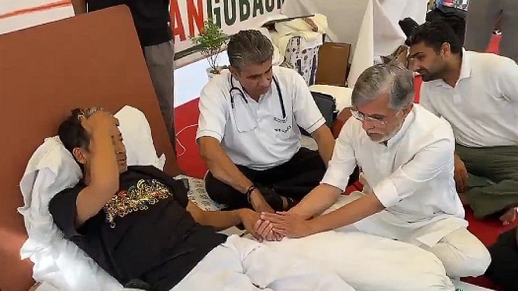 Cong's Pawan Khera Meets Wangchuk, Others at Jantar Mantar; Reminds Govt of Its 'Raj Dharma' - null