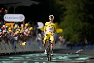 | Photo: AP/Mosa'ab Elshamy : Slovenia's Tadej Pogacar, wearing the overall leader's yellow jersey, celebrates after winning the tenth stage of the Tour de France cycling race with start in Aurillac and finish in Le Lioran, France, Tuesday, July 14, 2026.