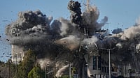 Germany Proposes EU Force To Replace UN Mission In Lebanon | Photo: AP/Hussein Malla : Smoke rises after an Israeli airstrike hits a building near the airport road in Beirut, Lebanon.