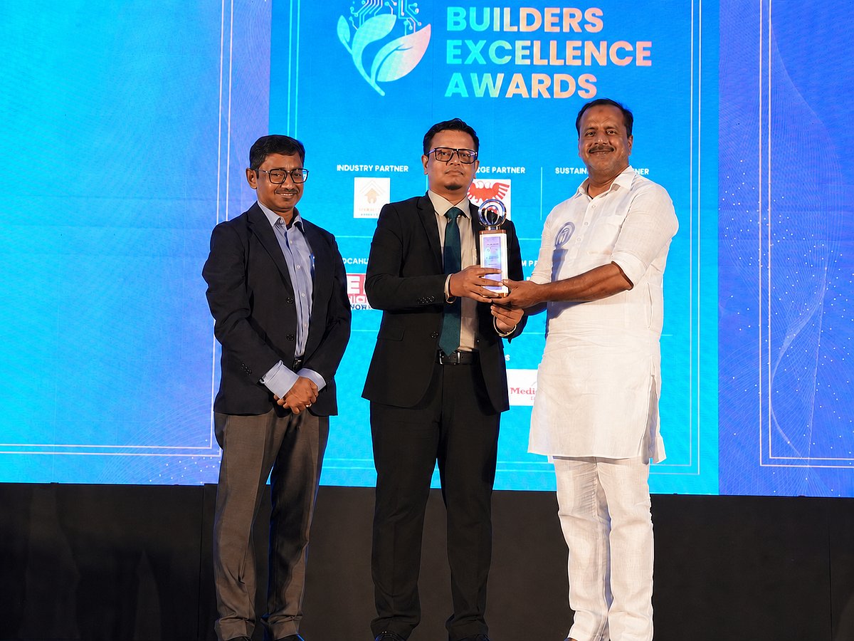 Saurya Mishra receives the Entrepreneur of the Year – Medical Robotics Award from Karnataka Health Minister Shri U. T. Khader - null