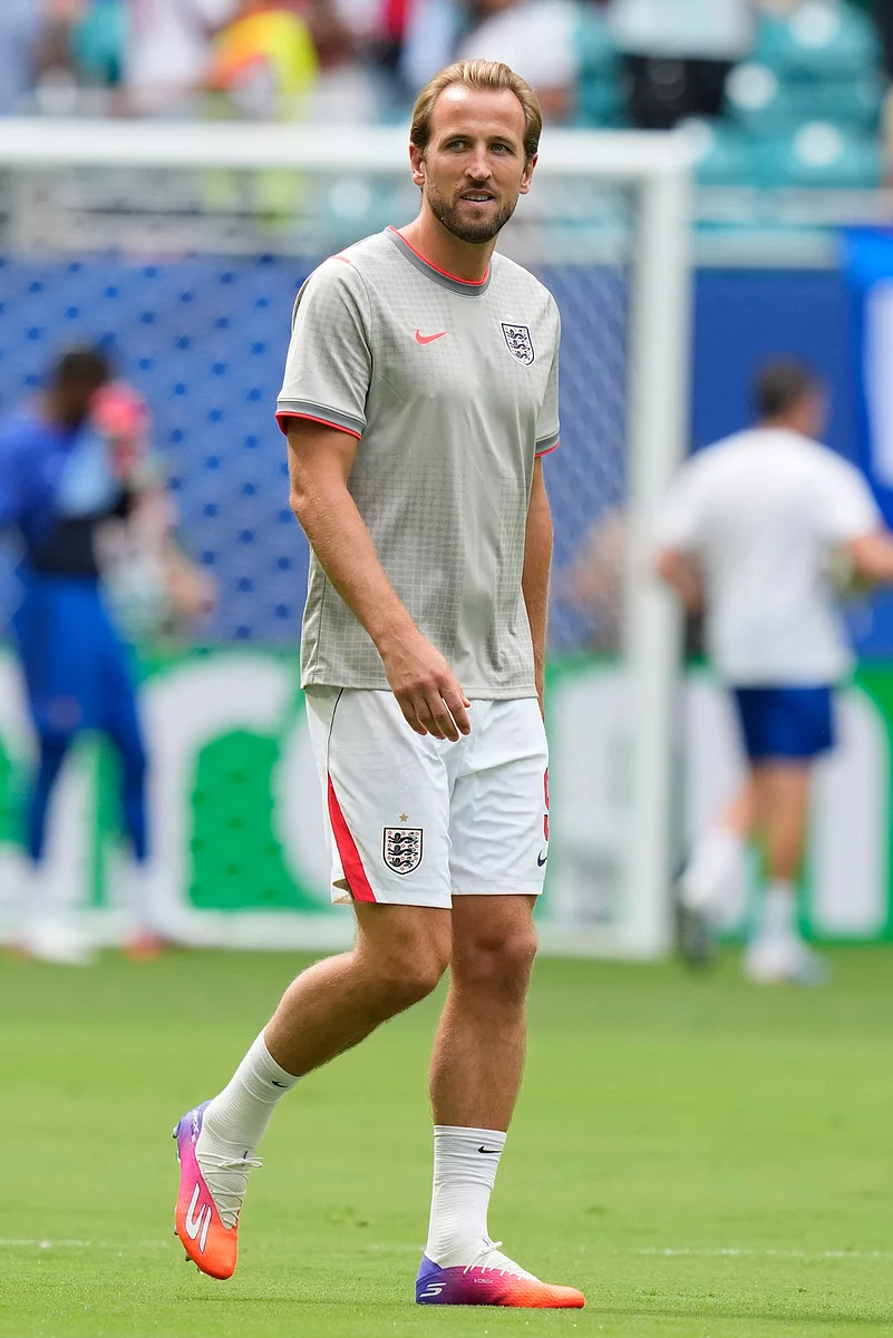 Englands Harry Kane (9) walks on the pitch prior to the World Cup third-place playoff soccer match between France and England in Miami Gardens