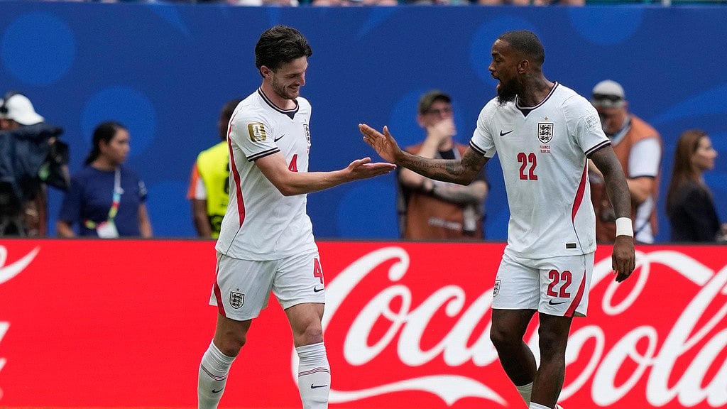 England's Declan Rice (4) is congratulated by Ivan Toney (22) after scoring the opening goal during the World Cup third-place playoff soccer match between France and England in Miami Gardens - Lynne Sladky/AP Photo