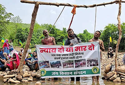| Photo: PTI : Tribals and farmers affected by the Ken-Betwa river-linking project stage a symbolic ‘hanging satyagraha’ by placing nooses around their necks demanding full rehabilitation or state-sanctioned euthanasia, in Chhatarpur district, Madhya Pradesh.