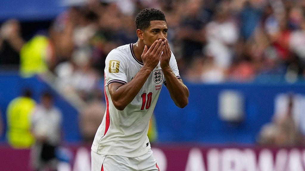 England's Jude Bellingham (10) celebrates after the World Cup third-place playoff soccer match between France and England in Miami Gardens - Lynne Sladky/AP Photo