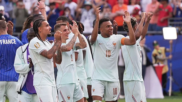 France's Kylian Mbappe (10) and teammates celebrate after winning the World Cup quarterfinal soccer match between France and Morocco in Foxborough, Mass., near Boston, Thursday, July 9, 2026. - | Photo: AP/Charles Krupa