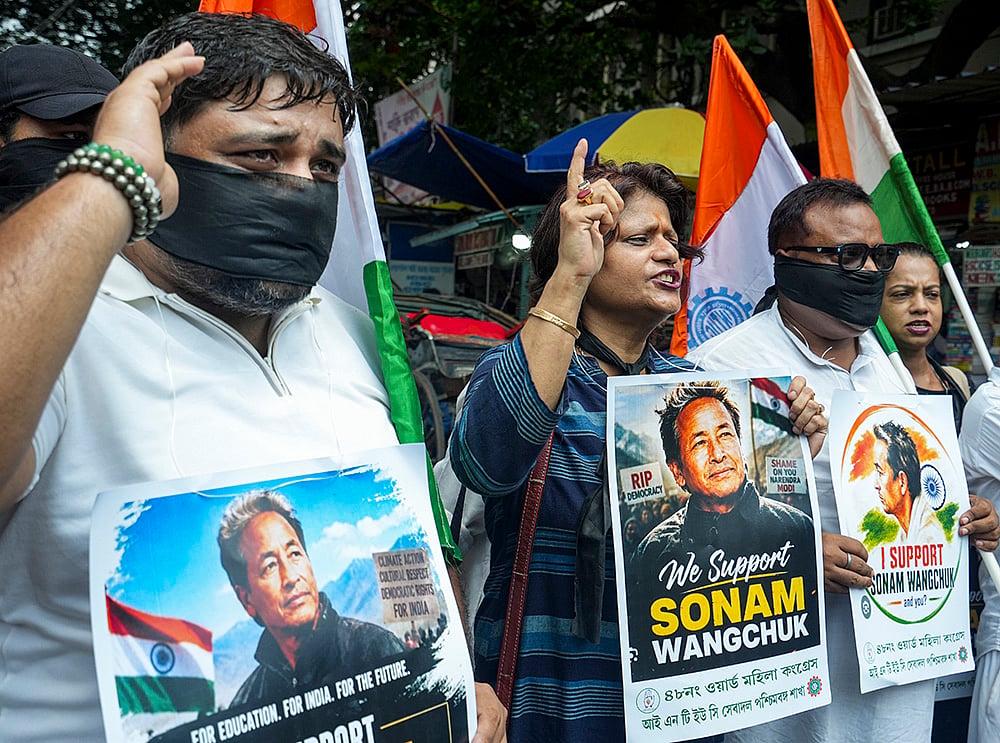 Indian National Trade Union Congress (INTUC) supporters
