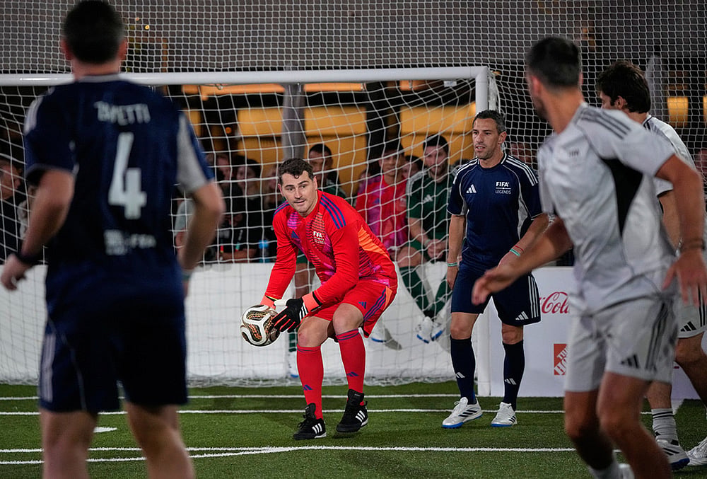 Spanish former goalkeeper Iker Casillass looks to pass the ball during a FIFA legends soccer match being played two days ahead of the World Cup final in New York, Friday, July 17, 2026.  - | Photo: AP/Ashley Landis