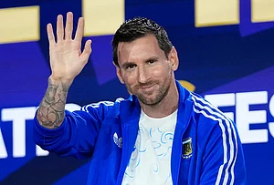 | Photo: AP/Frank Franklin II : Argentina's Lionel Messi waves during a news conference ahead of the World Cup final football match between Spain and Argentina in New York, Friday, July 17, 2026.