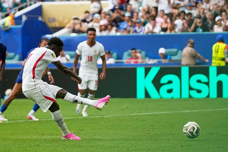 Englands Bukayo Saka (7) scores his sides 5th goal from the penalty spot during the World Cup third-place playoff soccer match between France and England in Miami Gardens