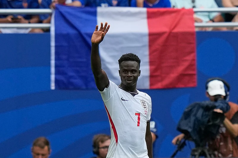 Englands Bukayo Saka (7) celebrates scoring their fourth goal during the World Cup third-place playoff soccer match between France and England in Miami Gardens