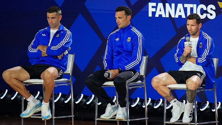 From left, Argentina goalkeeper Emiliano Martinez and head coach Lionel Scaloni listen as Lionel Messi speaks during a news conference ahead of the World Cup final soccer match between Spain and Argentina in New York, Friday, July 17, 2026.
- | Photo: AP/Stephanie Scarbrough