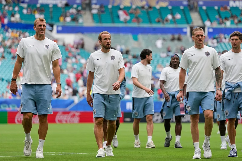 Englands Dan Burn, left, Harry Kane, center, and goalkeeper Jordan Pickford, right front, lead the team off the pitch after their arrival for the World Cup third-place playoff soccer match between France and England in Miami Gardens