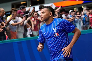 Rebecca Blackwell/AP Photo : France's Kylian Mbappe jogs onto the field for warmups before the World Cup third-place playoff soccer match between France and England in Miami Gardens