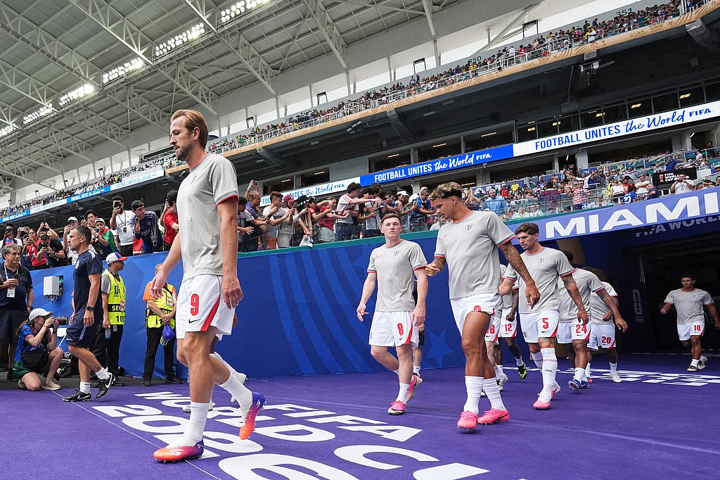Englands Harry Kane (9) and Elliot Anderson (8) lead the team onto the pitch for warmups before the World Cup third-place playoff soccer match between France and England in Miami Gardens
