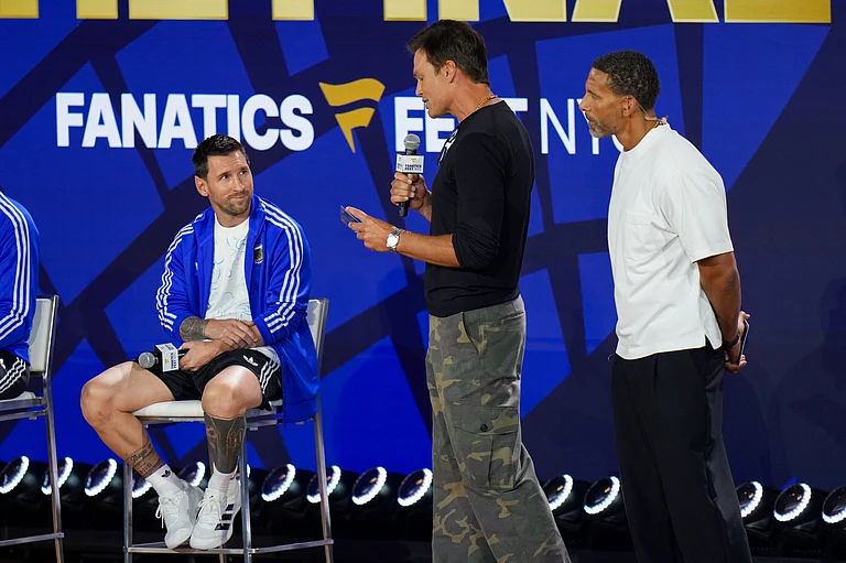 Argentina's Lionel Messi, left, takes a question from former NFL great Tom Brady as former England star Rio Ferdinand, right looks on during a news conference ahead of the World Cup final soccer match between Spain and Argentina in New York, Friday, July 17, 2026 - AP/Stephanie Scarbrough