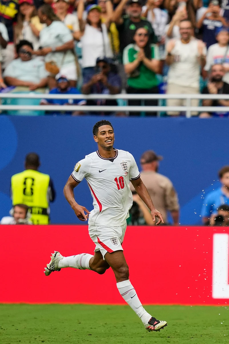 Englands Jude Bellingham (10) celebrates scoring their sixth goal during the World Cup third-place playoff soccer match between France and England in Miami Garden