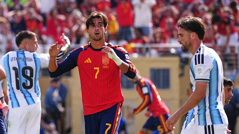 (AP Photo/Abbie Parr) : Spains Ferran Torres (7) reacts after taking a shot as Argentinas Nicolas Tagliafico (3) walks past during the World Cup final soccer match between Spain and Argentina in East Rutherford, N.J., near New York, Sunday, July 19, 2026.