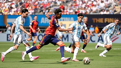 (AP Photo/Ashley Landis) : Spains Lamine Yamal runs with the ball during the World Cup final soccer match between Spain and Argentina in East Rutherford, N.J., near New York, Sunday, July 19, 2026.