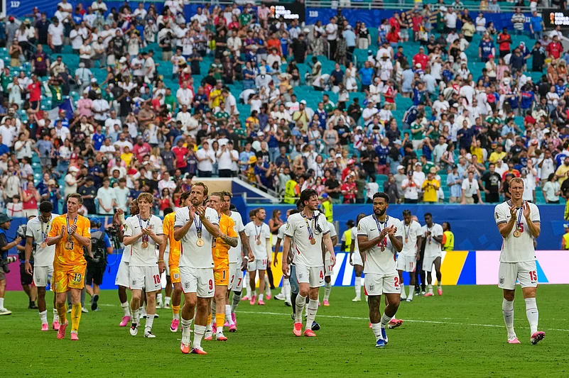 England players cheer the fans after the World Cup third-place playoff soccer match between France and England in Miami Gardens